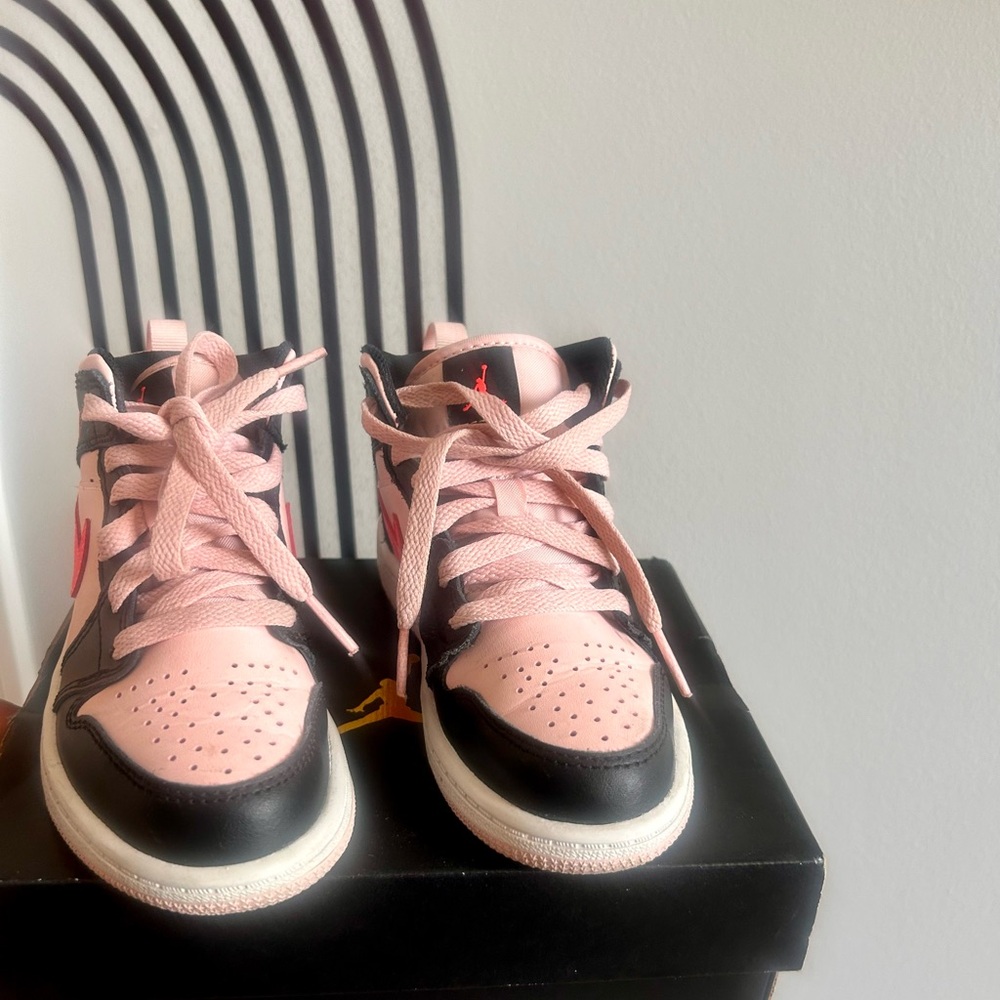 Nike Kids Sneakers in Pink and Black